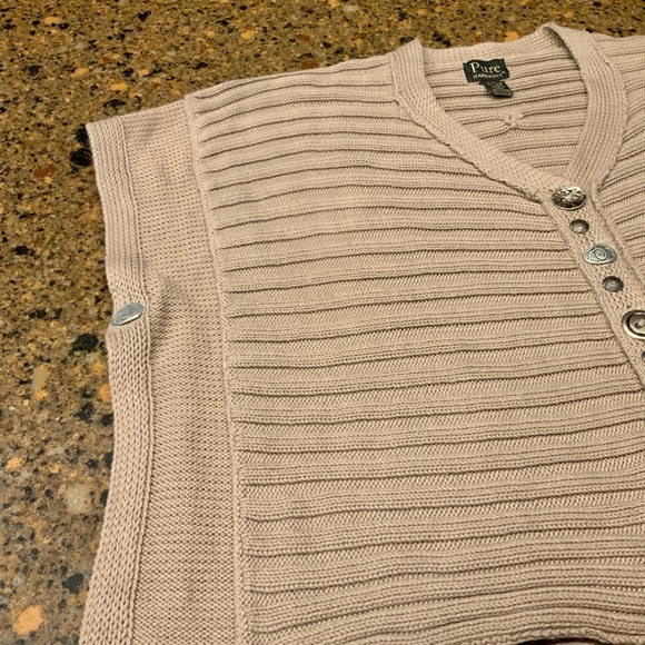 PURE hand knit sweater vest size M/L very unique buttons. Runs like a 1x - Picture 11 of 15